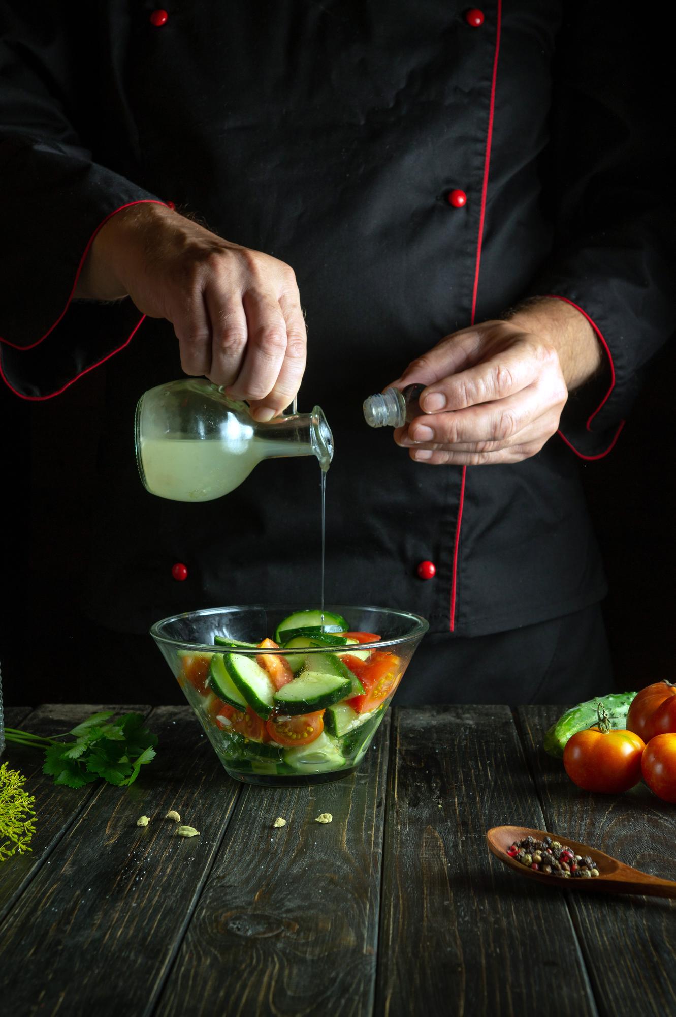 Chef nakładający sos